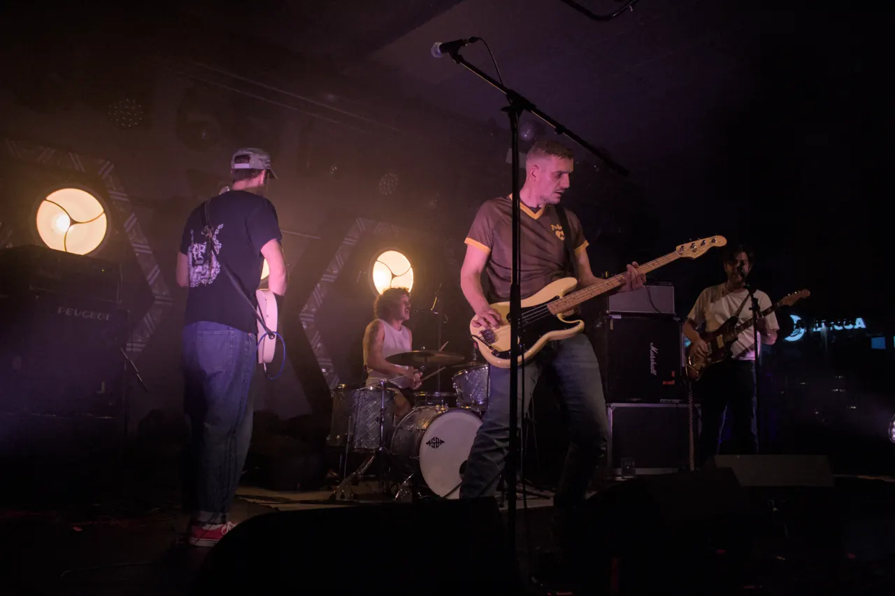 Le bassiste de Good Brat en pleine chanson