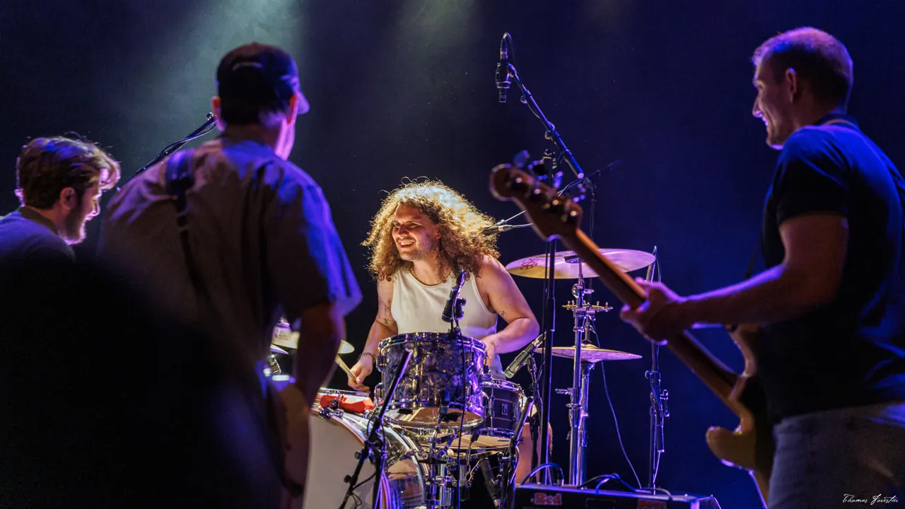 Le batteur de Good Brat rit avec le reste du groupe