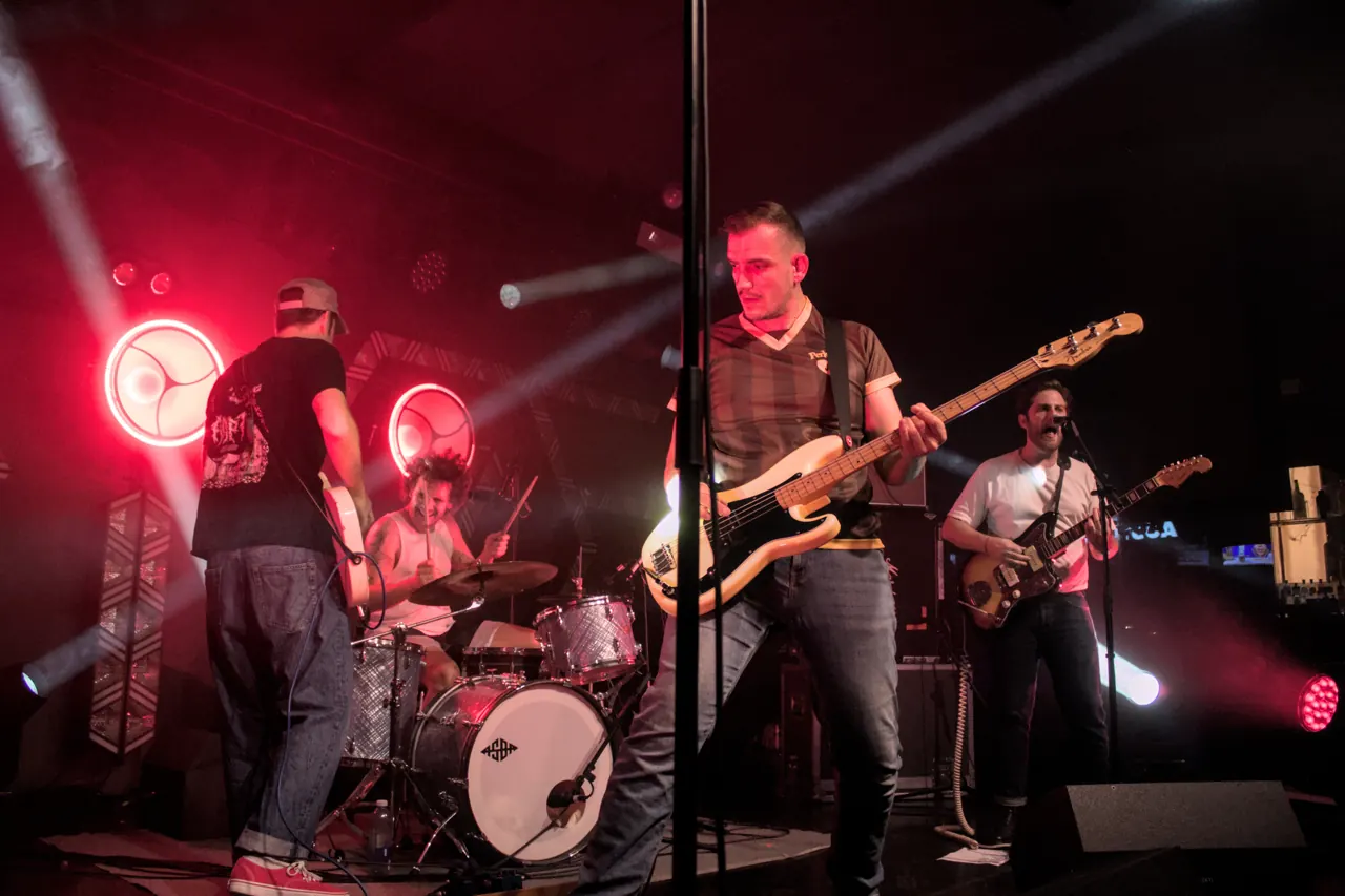 Good Brat en concert, la scène baignée de lumière rouge