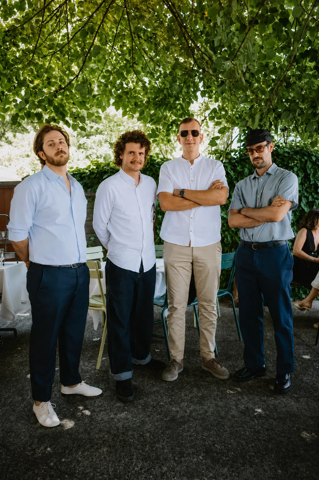 Les quatre membres de Good Brat posent sous un arbre